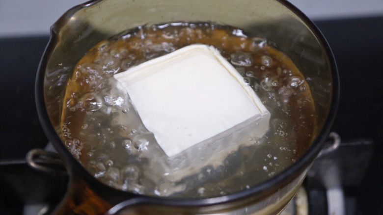 小葱拌豆腐,焯30秒捞出,可以去除一些豆腥味