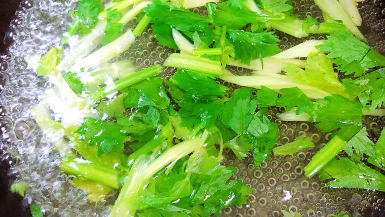 红烧海参,锅中烧开水,焯一下香芹。