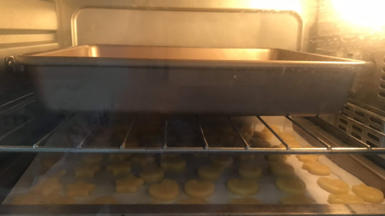 卡通牛奶小饼干,送入预热好的烤箱,上下火180度,烤20分钟,注意观查饼干的上色情况
