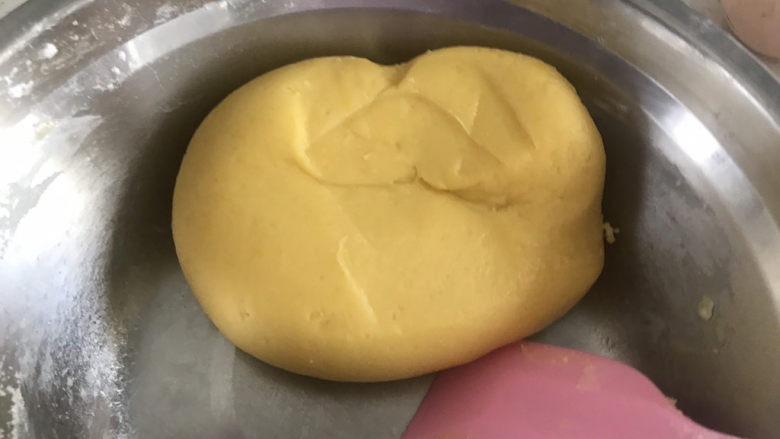 卡通牛奶小饼干,直到能揉成光滑的面团,用硅胶铲和面,用手会太黏