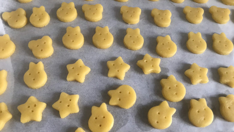 卡通牛奶小饼干,牙签掰断,在饼干上扎小孔