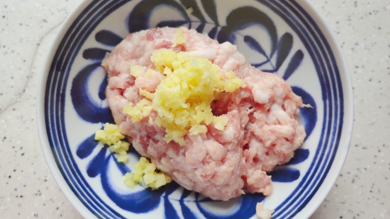 肉沫蒸豆腐,<a style='color:red;display:inline-block;' href='/shicai/ 2800'>生姜</a>去皮洗净之后切成沫,放入肉沫内