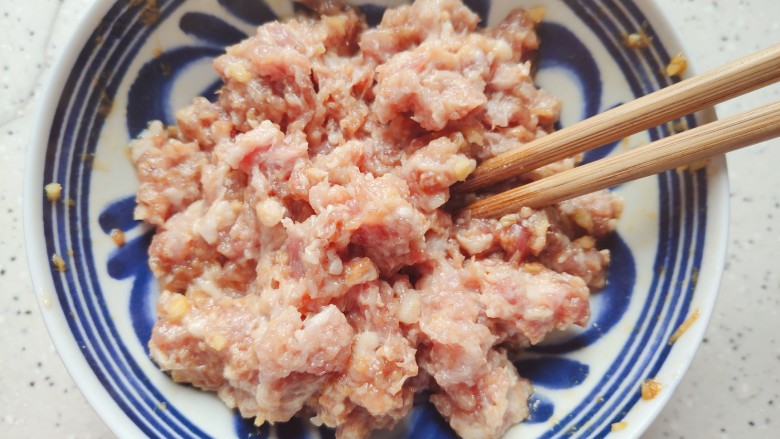 肉沫蒸豆腐,搅拌均匀,腌制,备用