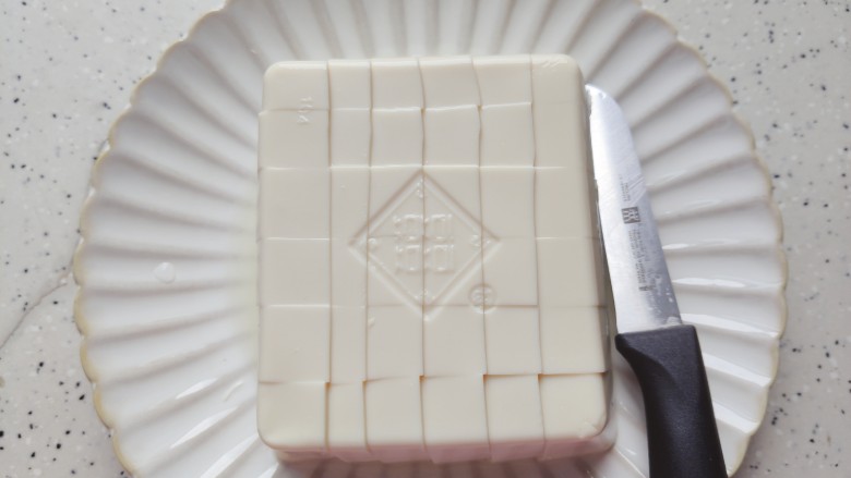 肉沫蒸豆腐,豆腐用刀划成小块,静置10分钟