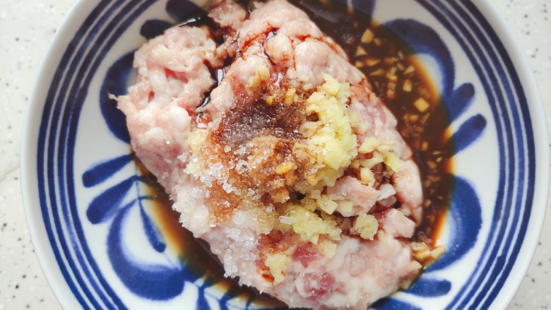 肉沫蒸豆腐,加少许生抽,料酒,一丢丢细砂糖,几滴食用油