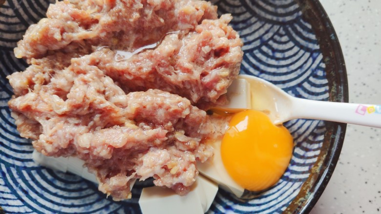 肉沫蒸豆腐,加入<a style='color:red;display:inline-block;' href='/shicai/ 9'>鸡蛋</a>