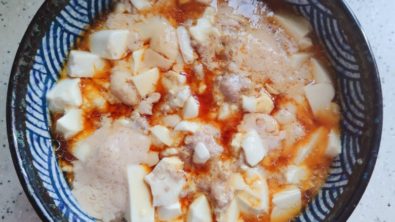 肉沫蒸豆腐,蒸好之后取出,淋上少许美极鲜