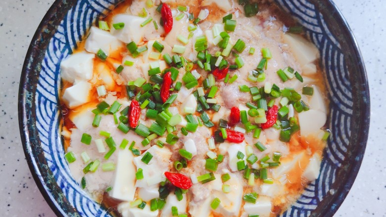 肉沫蒸豆腐,撒上小葱和泡好的枸杞,即可