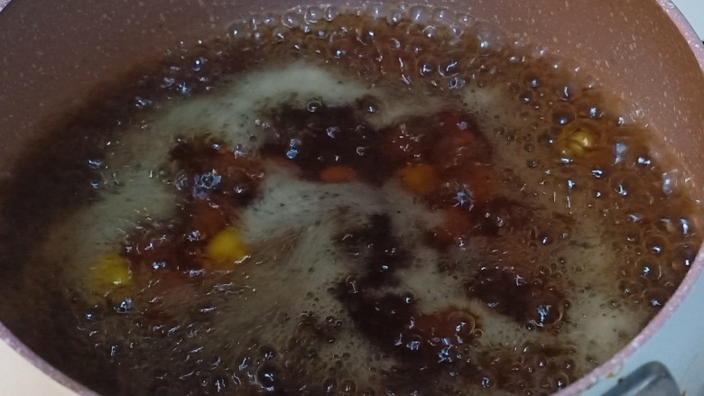 南瓜小圆子,等水煮开了,红糖融化了,倒入糯米圆子,不停的搅拌,防止粘连粘锅底