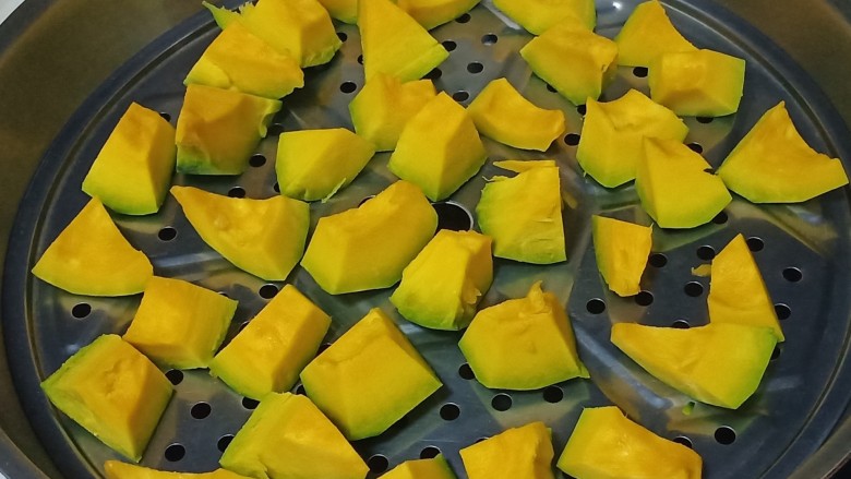南瓜小圆子,放入笼屉上大火蒸10-15分钟,蒸熟