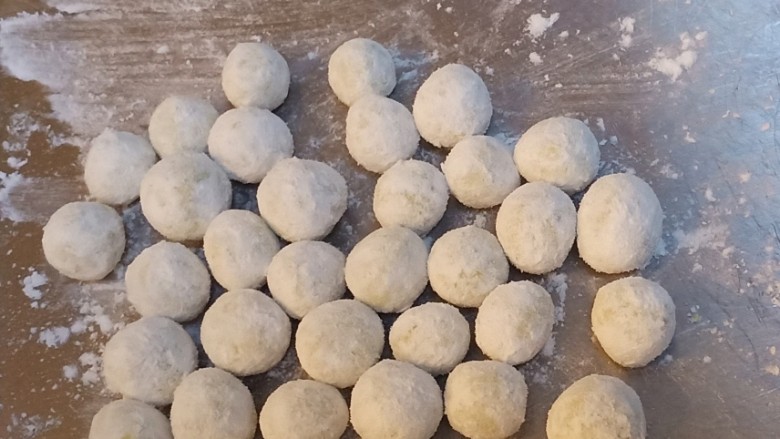 南瓜小圆子,依次把剩余的面团都揉成小圆球,在面板上滚一滚,起到防粘作用