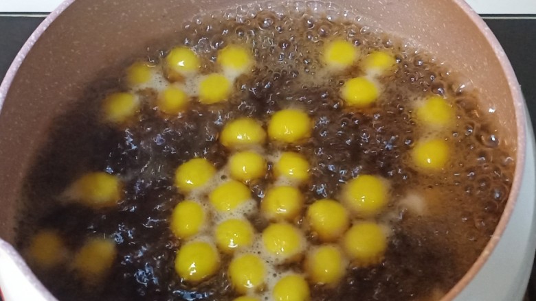 南瓜小圆子,半分钟到一分钟左右,小圆子都漂浮在水面上了,已经熟了