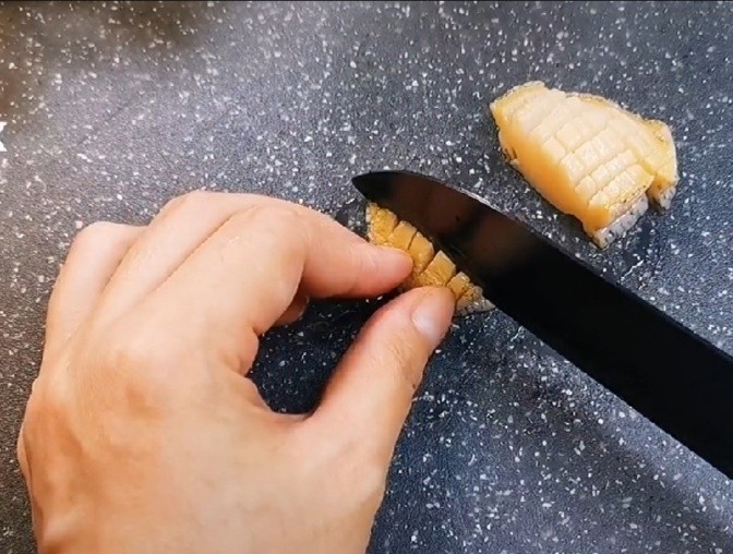 鲍鱼海鲜粥,将清洗干净的鲍鱼改刀,对了,如果是小朋友吃的话一定要给它切成小块因为更容易熟小朋友吃起来也方便