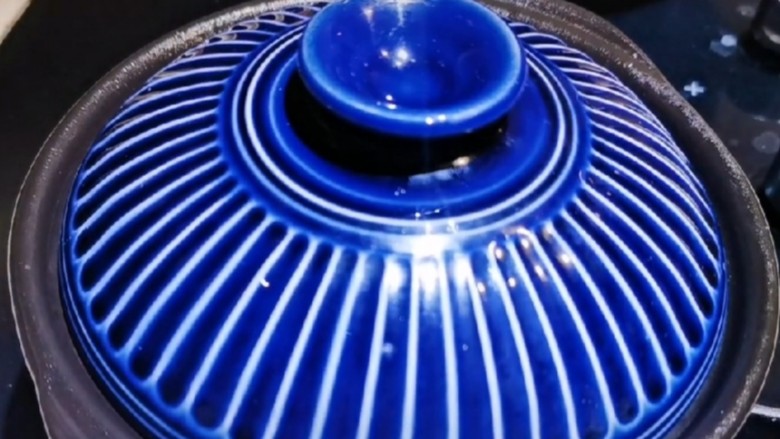 鲍鱼海鲜粥,加入大米后就给它盖上盖子中火煮八至十分钟,因为泡好的大米更容易熟