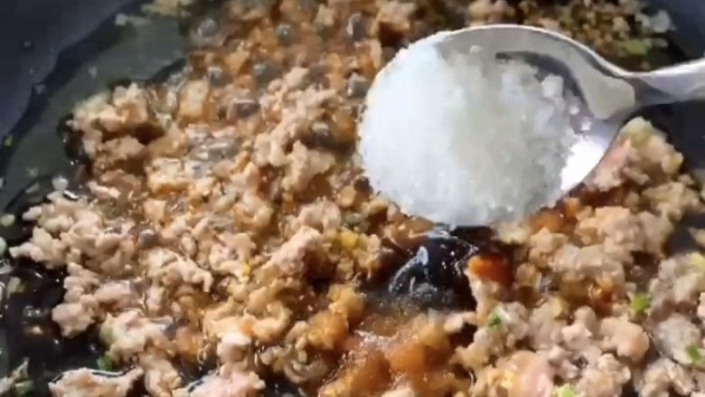 肉沫蒸豆腐,在调入小勺盐,和糖调味,喜欢其他口味的可以自行加其他调料。