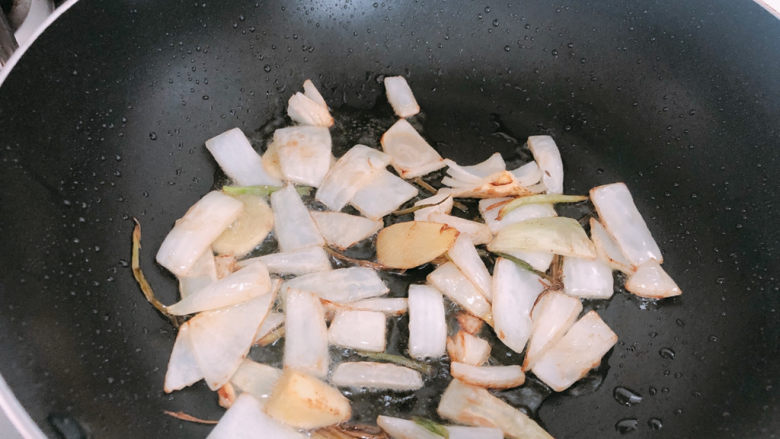 清蒸黄鱼,锅内烧油加入葱姜洋葱,爆出香味。