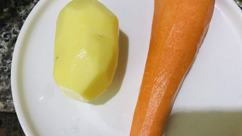土豆排骨焖饭,土豆和胡萝卜削皮,洗净
