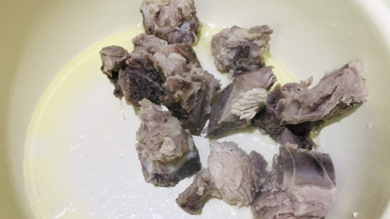 土豆排骨焖饭,热油锅,放入排骨
