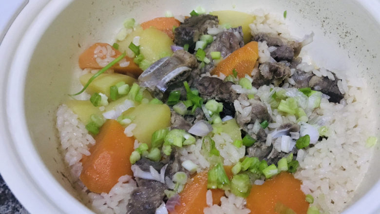 土豆排骨焖饭,撒上葱花(不喜欢小葱味道的可以不放)