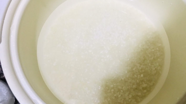 土豆排骨焖饭,米洗干净,先浸泡半小时