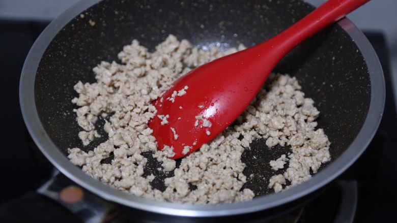 肉沫蒸豆腐,锅里烧热油,下肉末炒散至变色