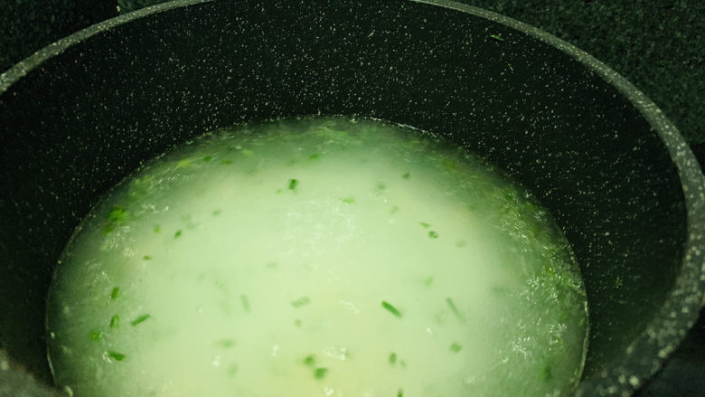 鲍鱼海鲜粥,大火煮开,转中火,加盖,煮十五分钟