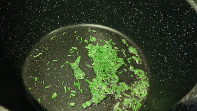 鲍鱼海鲜粥,锅加食用油,炒香葱粒