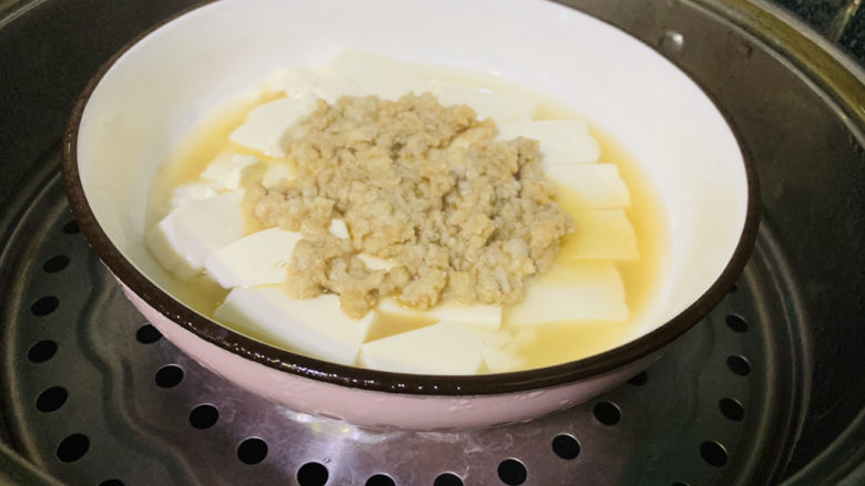 肉沫蒸豆腐,冷水上锅,大火蒸20分钟