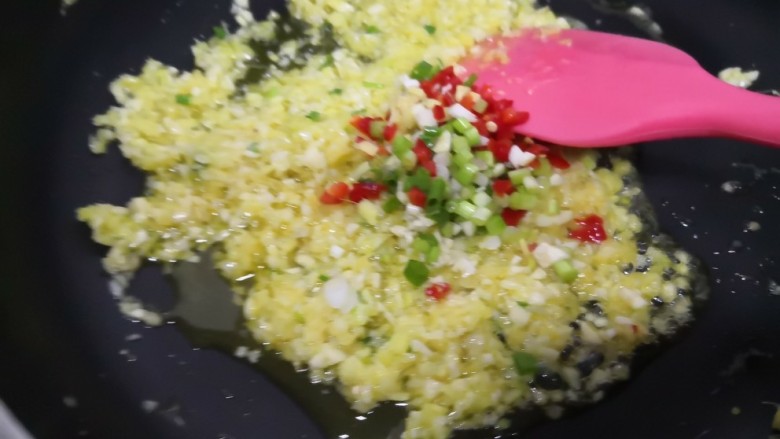 芝士焗扇贝,加入葱姜蒜炒出香味,再放入葱白跟和小米椒翻炒均匀即可
(<a style='color:red;display:inline-block;' href='/shicai/ 3232'>香葱</a>留一点后面点缀用哦)
