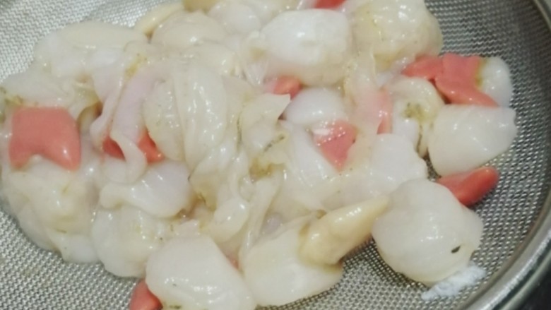 芝士焗扇贝,摘去鱼鳃状的部分,洗净扇贝肉跟扇贝壳,用厨房纸巾吸去扇贝肉表面的水份
