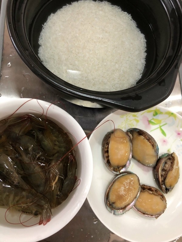 鲍鱼海鲜粥,米洗净泡15分钟左右,米和水大概1:8