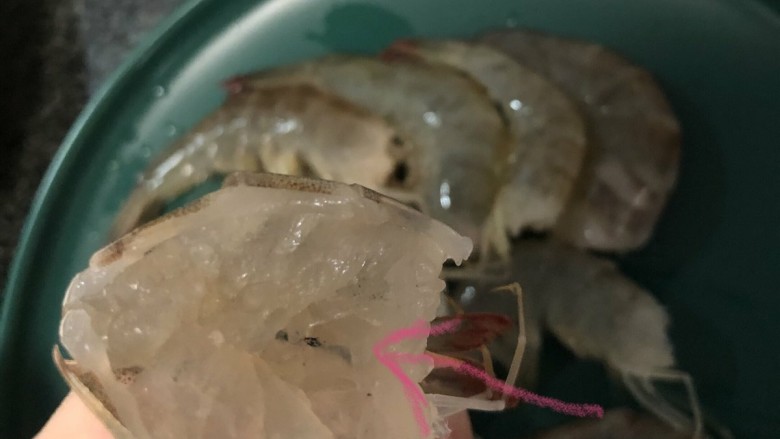 鲍鱼海鲜粥,用剪刀开背,用牙签挑出黑色的虾线