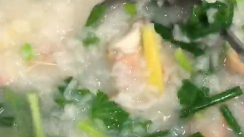 鲍鱼海鲜粥,把腌制好的鲍鱼片和虾倒入锅中,倒入虾头炒出的油,待虾变成红色,加入东菜,加入芹菜