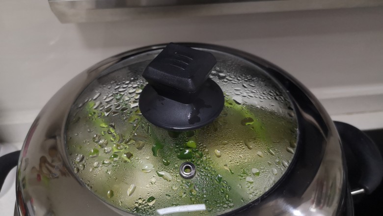 清蒸黄鱼,上笼蒸8分钟(时间依鱼的大小及使用炉具火力定),鱼肉嫩主要撑控好时间