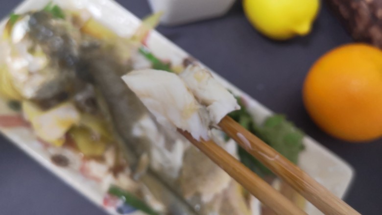 清蒸黄鱼,洁白的鱼肉轻蘸酱汁,无论色泽还是味道很赞