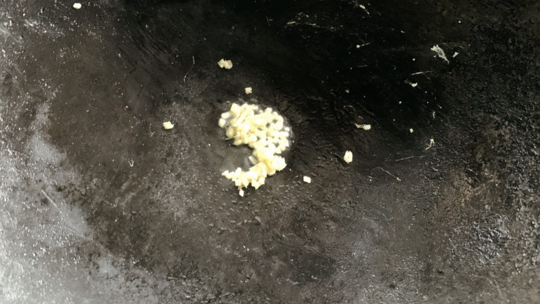 扇贝炒鸡蛋,不用洗锅,直接利用炒鸡蛋的底油爆香姜末
