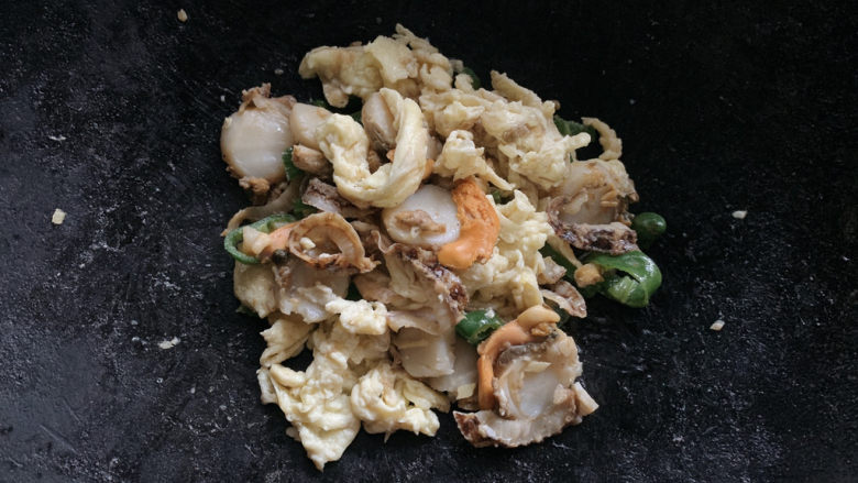扇贝炒鸡蛋,翻炒均匀后,点一丢丢清水再旺火翻炒15秒。