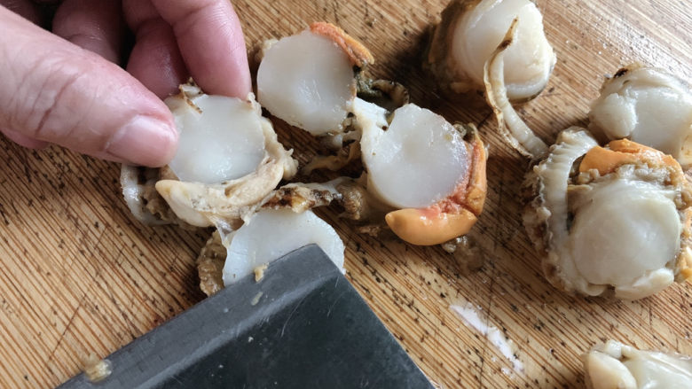 扇贝炒鸡蛋,扇贝肉对半切开,这样看起来不仅多,而且加快成熟,吃起来也比较方便~