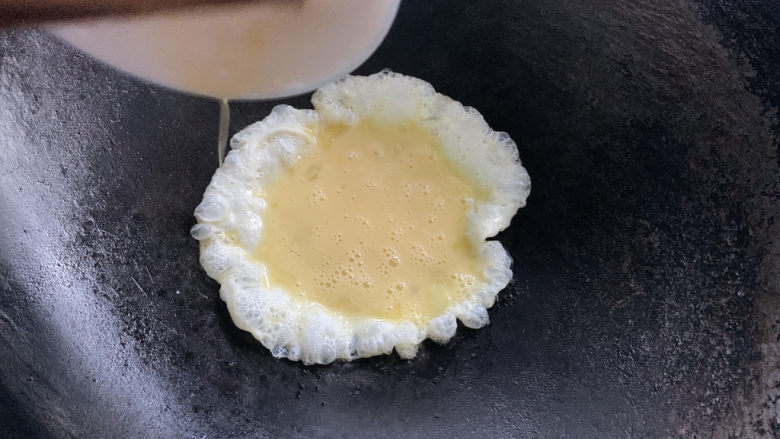 扇贝炒鸡蛋,中火热油,加入鸡蛋液,快速用筷子搅拌,半熟即可出锅(因为一会儿还要回锅,整个过程很快所以只有这张下蛋液的图了)