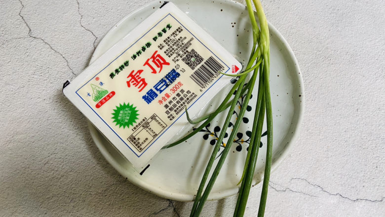 小葱拌豆腐,准备好食材