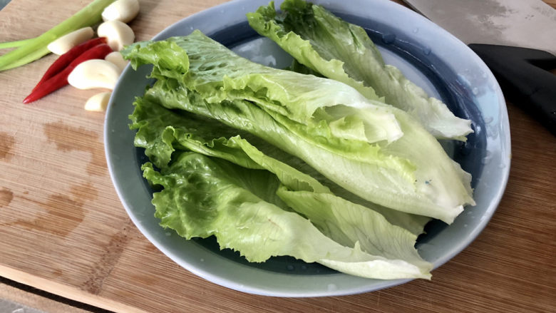 荷包蛋焖面,生菜清洗备用，还可以准备绿豆芽等自己喜欢的蔬菜