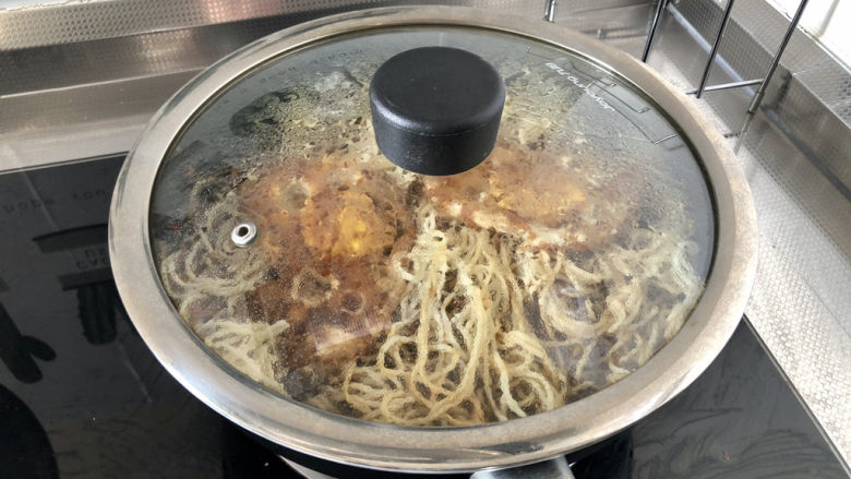 荷包蛋焖面,煮开,加盖,中小火焖煮四分钟