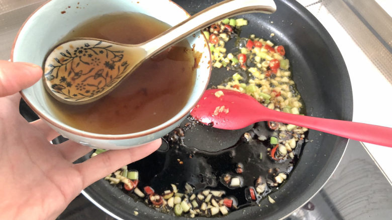荷包蛋焖面,下一小碗清水,煮开