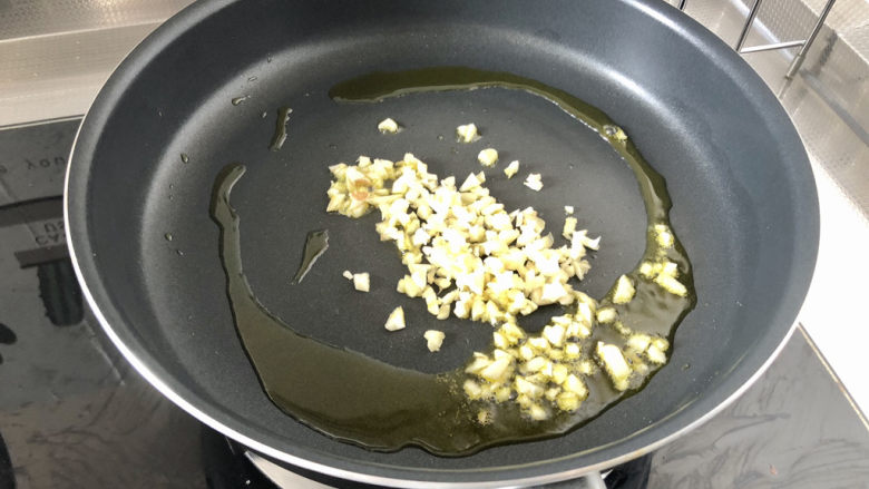 荷包蛋焖面,热锅加少许食用油,下蒜蓉煸香