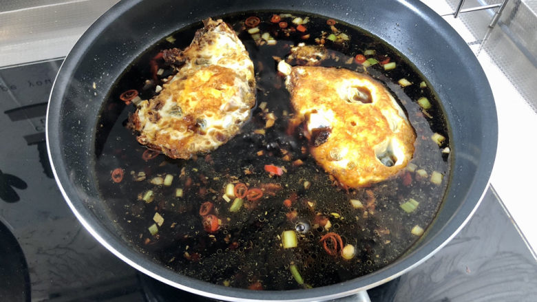 荷包蛋焖面,下荷包蛋,小火煮3分钟入味