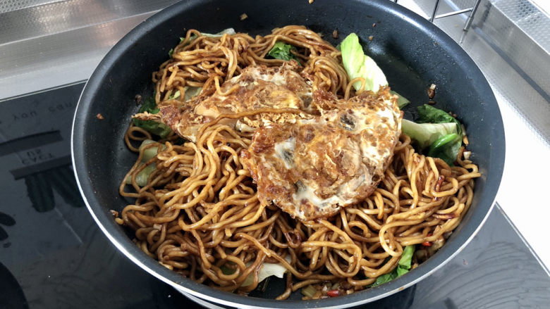 荷包蛋焖面,尝下咸淡,如果觉得有点淡,可以补充点食盐翻炒均匀出锅
