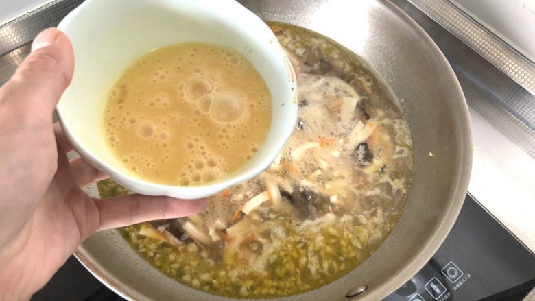 豆腐鸡蛋羹➕彩凤摇摇下翠微,最后转中大火,边搅拌边淋蛋液