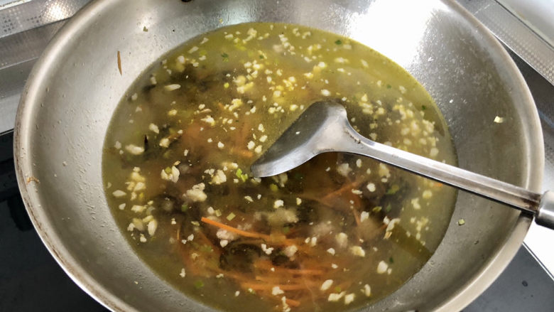 豆腐鸡蛋羹➕彩凤摇摇下翠微,加入适量的热水,煮开