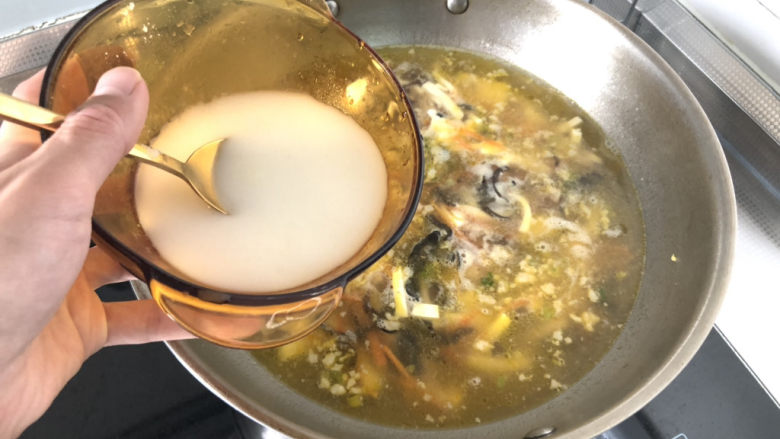 豆腐鸡蛋羹➕彩凤摇摇下翠微,转大火,淋三汤匙水淀粉,中大火煮到汤汁浓郁