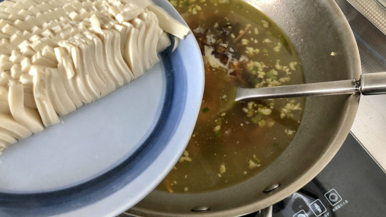 豆腐鸡蛋羹➕彩凤摇摇下翠微,下内脂豆腐,加盖小火炖煮3分钟